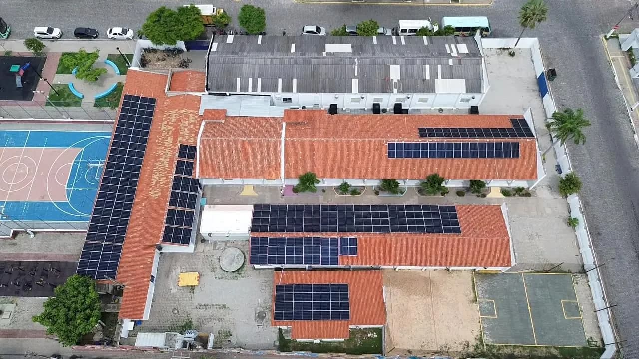 E.M São Marcelino Champagnat – vista aérea dos painéis solares, Aracati – CE